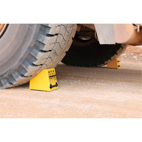 Cale de roue ultra-robuste pour l'exploitation mini&egrave;re Checkers Safety, PEHD, Jaune, 14-1/2" la x 17-1/2" p x 16" h Duraquip Inc
