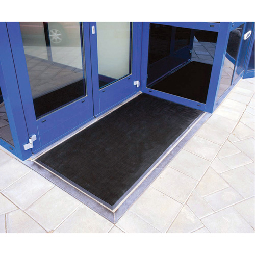 Tapis Gritstop Fingermat, Caoutchouc, Grattoir Type, Motif Textur&eacute;, 2' x 2-2/3', Noir Duraquip Inc