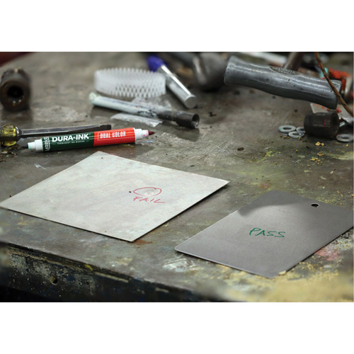 Marqueur &agrave; encre permanente et double couleur Markal Dura-Ink, Vert/Rouge, Pointe Ronde Duraquip Inc