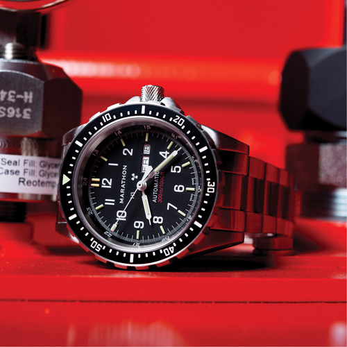 Tr&egrave;s grande montre automatique avec jour/date avec bracelet en acier inoxydable, Num&eacute;rique, &agrave; piles, 46 mm, Argent Duraquip Inc