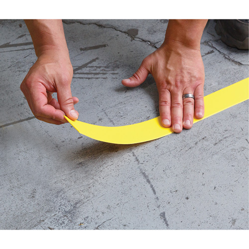 Marqueur robuste pour le sol Tough-Mark, Rectangle, 48" lo x 2" la, Jaune, Poly&eacute;thyl&egrave;ne Duraquip Inc
