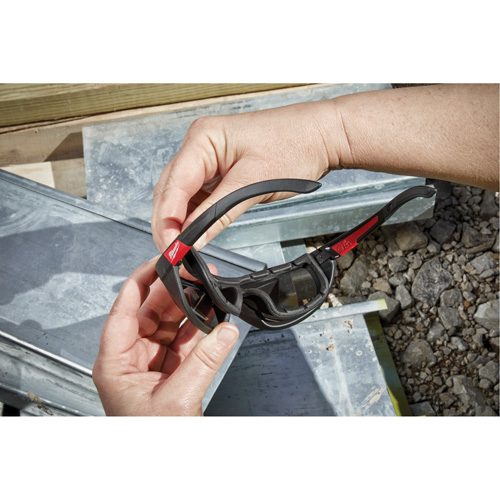 Lunettes de s&eacute;curit&eacute; performantes avec joint, Lentille Noir, Polaris&eacute;, R&eacute;pond ou surpasse la norme CSA Z94.3 Duraquip Inc