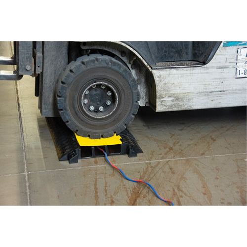 Protecteur de c&acirc;bles en polyur&eacute;thane, 3 canaux, 35,43" lo x 19,69" la x 3" h Duraquip Inc