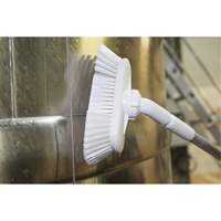Brosse de lavage aliment&eacute;e en eau et &agrave; angle r&eacute;glable, Soies Doux, Longueur de 9-1/4", Vert Duraquip Inc