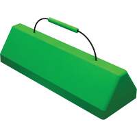 Cale de roue pour avion Checkers Safety SafeRay avec poign&eacute;e &agrave; c&acirc;ble, Ur&eacute;thane, Vert fluorescent, 24" la x 8" p x 6" h Duraquip Inc