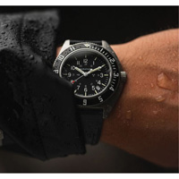 Montre Steel Navigator avec date sur ensemble bracelet en caoutchouc noir de trois morceaux, Num&eacute;rique, &agrave; piles, 41 mm, Noir Duraquip Inc