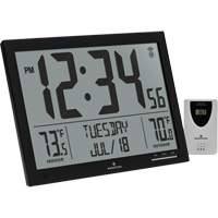 Horloge à réglage automatique à calendrier complet avec de très grands caractères, Numérique, À piles, Noir OR497 | Duraquip Inc
