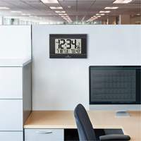 Horloge murale numérique à réglage automatique avec rétroéclairage automatique, Numérique, À piles, Noir OR501 | Duraquip Inc