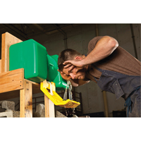 Poste de douche oculaire, Aliment&eacute; par gravit&eacute;, Capacit&eacute; 9 gal., Conformit&eacute; ANSI Z358.1 Duraquip Inc